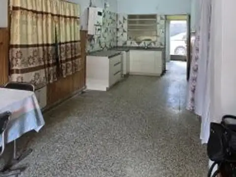 Casa 7 ambientes con 1 baño