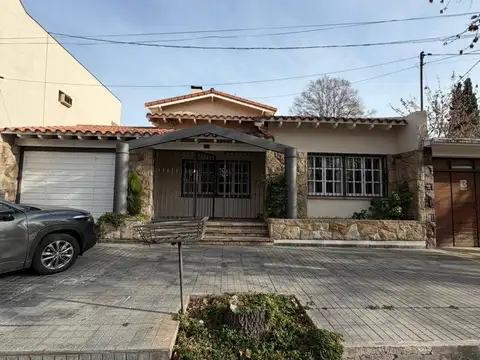 Casa en venta c/ cochera en Bombal