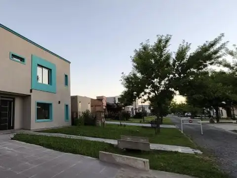 Venta Casa 4 ambientes, 3 dormitorios, 3 Baños y Garage en Barrio Laguna Azul - Spegazzini