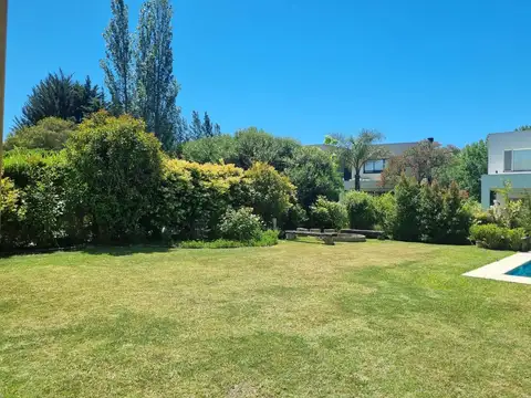 Casa en alquiler de verano en Laguna del Sol, lote interno, 4 dorm,enero U$S 5.800/febrero U$S 4.800