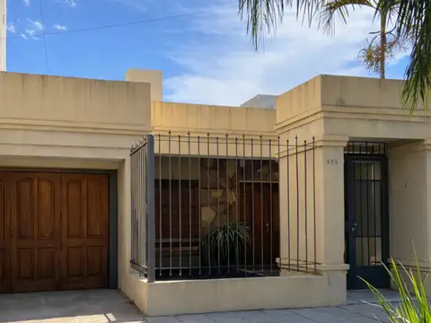 Casa en venta c/ cochera sobre calle Catamarca 535