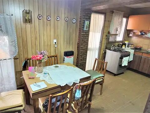 Casa 4 ambientes con 2 baños