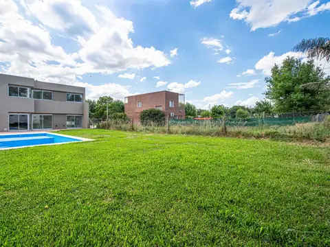 VENTA -  Casa de dos dormitorios con pileta - Funes, Santa Fe.