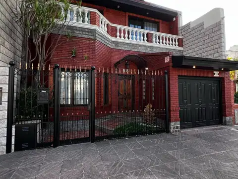 HERMOSA CASA 5AMB. CON GARAJE 3 AUTOS +PQUE PISCINA C/AIRE CENTRAL FRIO CALOR PLAYROOM, TERRAZA