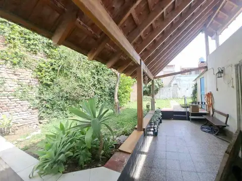 EN VENTA CASA 5 AMBIENTES CON JARDIN PATERNAL