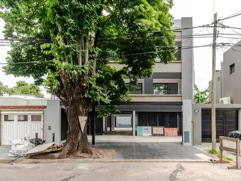 Departamento en venta de 4 ambientes con 2 cocheras, piscina propia y parrilla en Olivos.