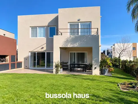 Casa a la venta barrio Araucarias Puertos Escobar