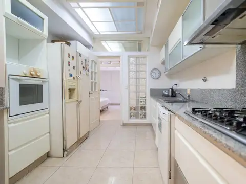 Casa 8 ambientes con 5 baños