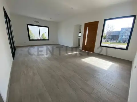 CASA EN PLENO SANTA ELENA