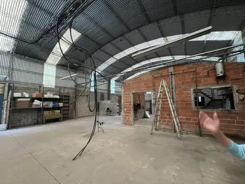 Galpon en Venta 79  mts Fondo