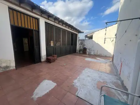 CASA EN VENTA 4 AMB PODESTA/COCHERAS/QUINCHO