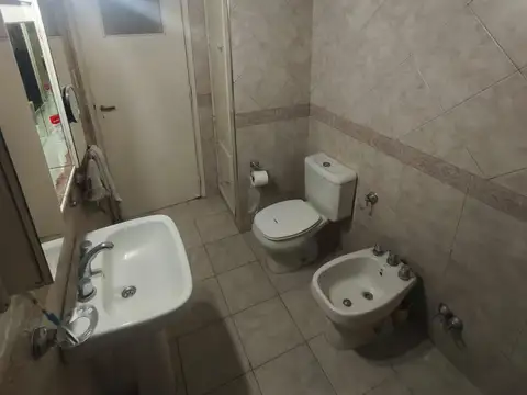 Alquilo casa en planta alta de 2 dormitorios con patio y terraza