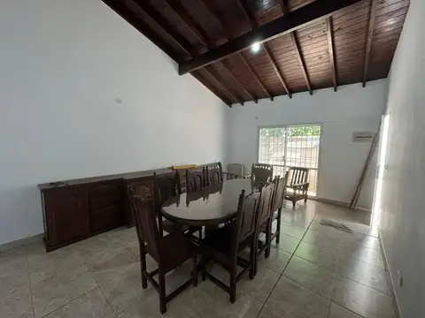 Depto Tipo Casa en Alquiler en Ituzaingó Sur, $ 900.000