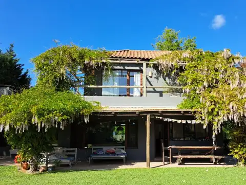 Casa en Venta con 3 cocheras