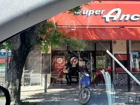 Todo el inmueble mas fondo de comercio. (consta de 3 locales y lote lindero).