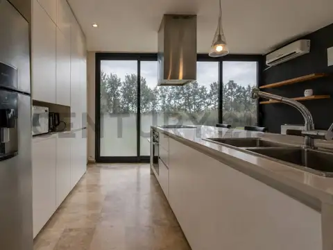 Casa en Venta con 4 cocheras
