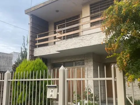 VENTA CHALET 4 AMB CON DEPENDENCIA, 2 COCHERAS, QUINCHO, EN CASEROS ZONA CENTRICA
