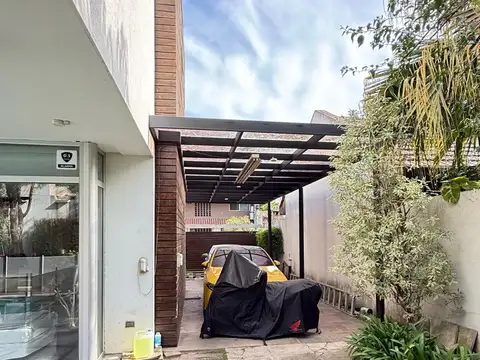 Casa en Alquiler con 4 cocheras