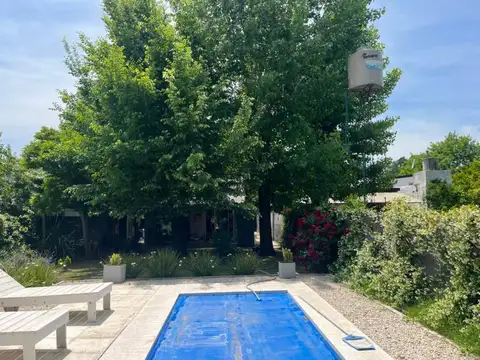 Casa en Alquiler con 2 cocheras