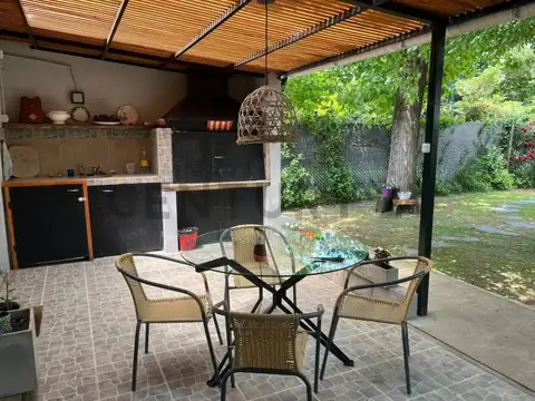 Casa en Alquiler con 2 cocheras