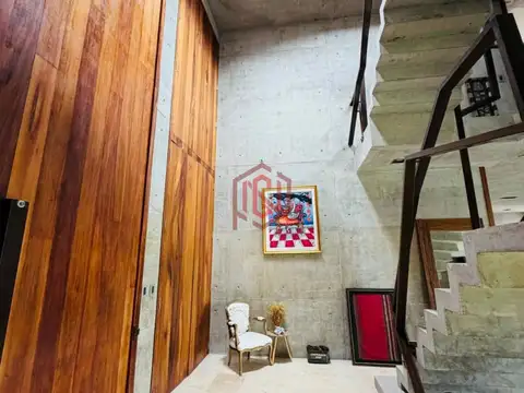 Casa en Alquiler con 2 cocheras