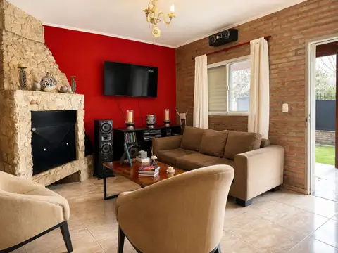 Casa 8 ambientes con 2 baños