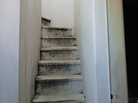 Se trata de un PH monoambiente. Primer piso por escalera. Buena ubicacción