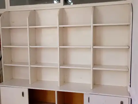 Monoambiente dividido configurado como 2 oficinas muy luminosas y ventiladas.