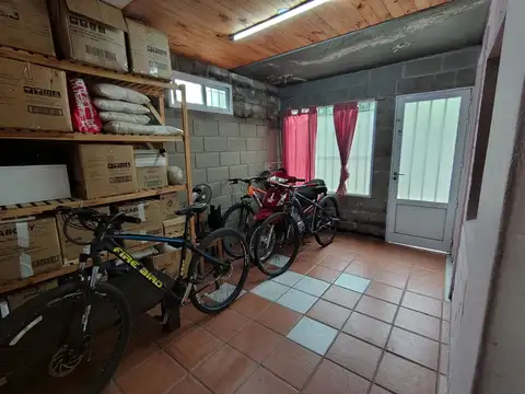 Casa 6 ambientes con 2 baños
