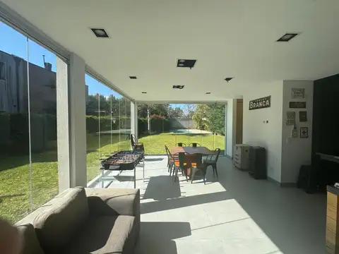 CASA EN ALQUILER DE 4 AMBIENTES CON PILETA EN LA RESERVA URBANA DE DORREGO, QUILMES CENTRO!