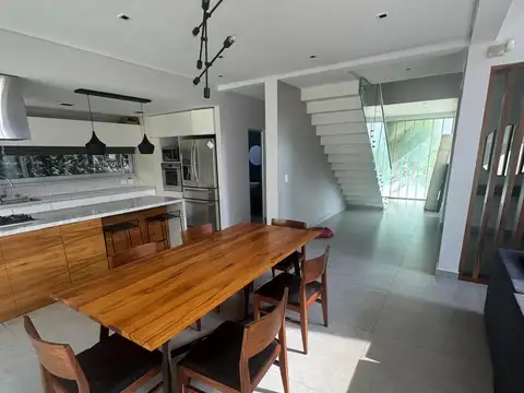 Casa en Alquiler con 1 cochera