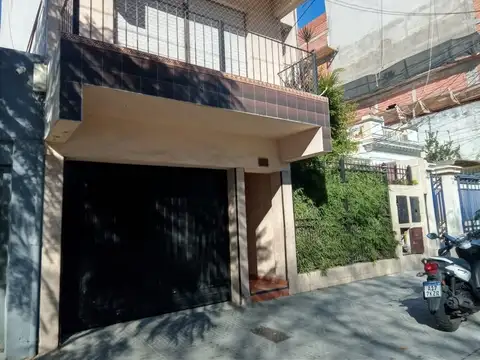 TIPO CASA 4 AMB CON 2 BALCONES -  COCHERA Y QUINCHO COMPARTIDO !