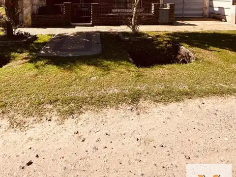 Casa en venta - 2 Dormitorios 1 Baño - Cochera - 216Mts2 - Las Flores