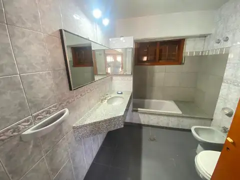 Casa en Alquiler con 2 cocheras