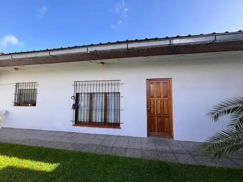 Alquiler PH 2 ambientes con entrada para auto.