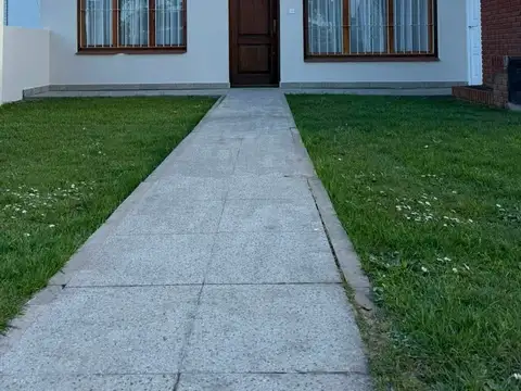 Venta Casa 3 ambientes con Gran Parque y Cochera. Barrio El Gaucho