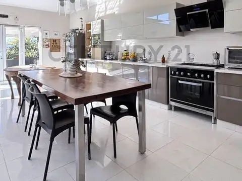 Casa en Venta con 2 cocheras