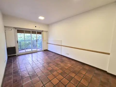 Departamento de 2 ambientes  al frente en  Florida. Excelente ubicación.
