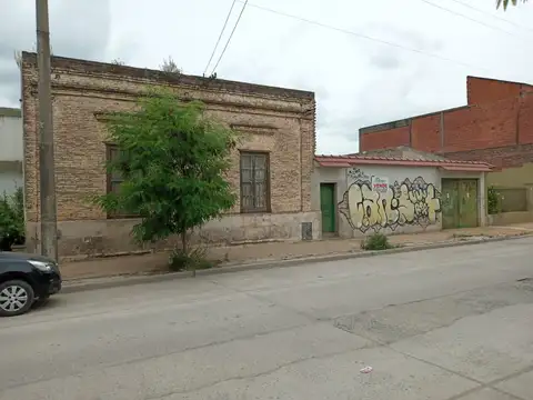 SE VENDE   CASA A RECICLAR, EXCELENTE LOTE Y UBICACION  