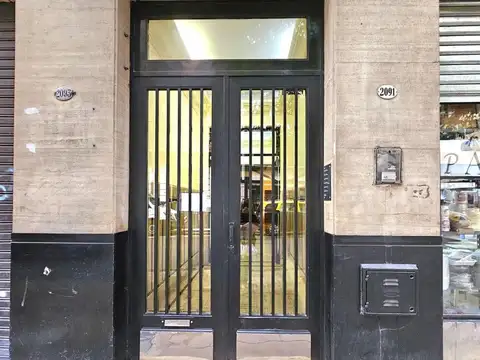 Bartolomé Mitre al 2000 al frente con balcon