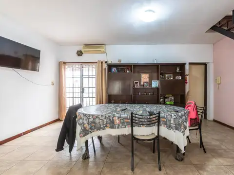 EN VENTA - CASA DE PASILLO UNICO 4 DORMITORIOS CON QUINCHO - ALBERDI