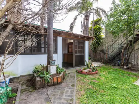 EN VENTA - CASA DE PASILLO UNICO 4 DORMITORIOS CON QUINCHO - ALBERDI