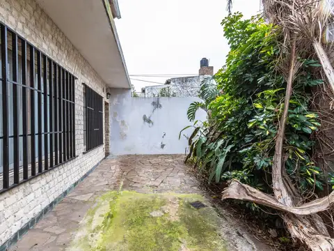 Casa 7 ambientes con 2 baños