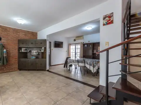 Casa 7 ambientes con 2 baños