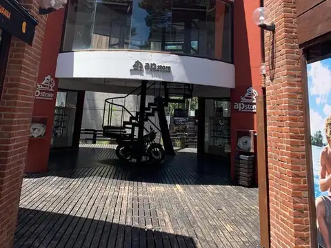 Local en venta - 2 baños - 90mts2 - Carilo