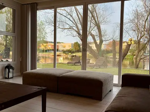 Casa en Alquiler con 3 cocheras