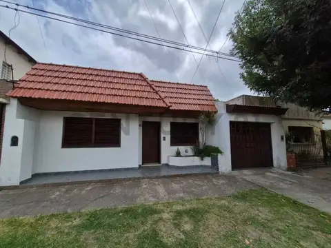 Casa en venta en Barrio Los Hornos – Excelente estado - TRES DORMITORIOS