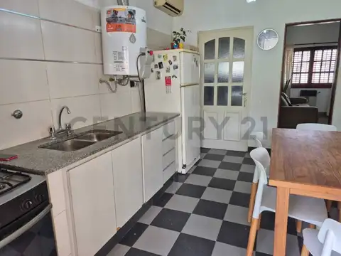 Casa en venta en Barrio Los Hornos – Excelente estado - TRES DORMITORIOS