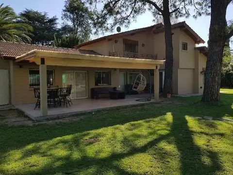 Excelente casa  usd 265.000.000 sobre lote 1200 m2
