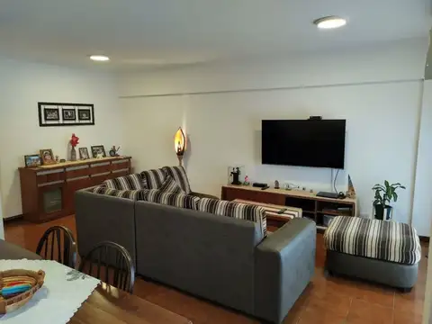 departamento 4 ambientes, con dependencia, con cochera.